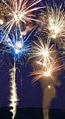 Envol�e de 30 bombettes, pluie d'or, tourbillons argent, �toiles clignotantes, bouquet d'�toiles rouges, bouquet d'�toiles bleues, bouquet multicolore.