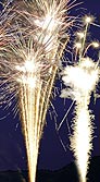 5 mortiers garnis : cr�pitants, sifflets, tourbillons volants, queue de com�tes, �toiles rouges, vertes et argent, effet abeilles et finale d�onations titane.