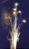 Explosion de 4 mortiers garnis : �toiles rouges, scintillantes argent, bleues, com�tes cr�pitantes, sifflantes, rouges et vertes avec finale d�tonations Titane.