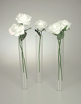 petites roses artificielles blanches