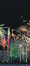 10 tubes : envolée de saules scintillants blanc à rouge, et de saules scintillants vert à bleu, avec comètes traçantes or. 10 tubes : envolée de saules scintillants blanc à rouge, et de saules scintillants vert à bleu, avec comètes traçantes or.
