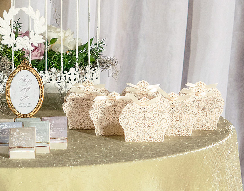 Baptême vintage : le joli jour d'Alya en blanc, crème et doré  Décoration  mariage doré, Décoration anniversaire, Déco mariage blanc