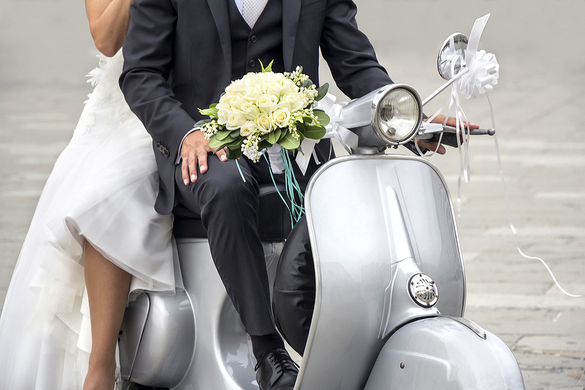 Photo originale mariage scooter