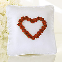 Le Coussin Carré Blanc Cassé Coeur de Roses Rouges