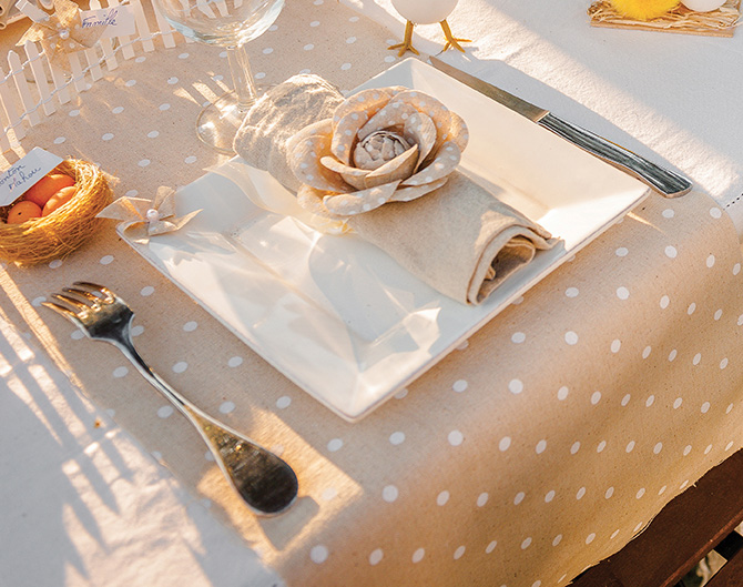 Mariage de bouteille pour un chemin de table vintage et printanier