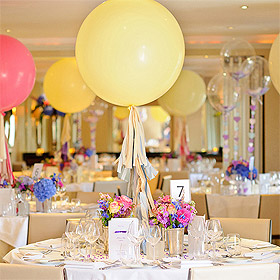 Décoration de table ballon avec pompon tassel