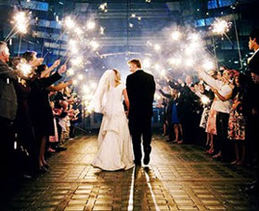 Aujourd'hui je teste les cierges magiques pour un mariage cet été 😍 On  adore l'effet féerique de cette bougie scintillante. 🤩 • • • • • #magique, By Manon Organisatrice de souvenirs