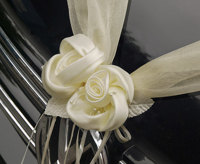 Décoration pour une voiture de mariage avec des fleurs