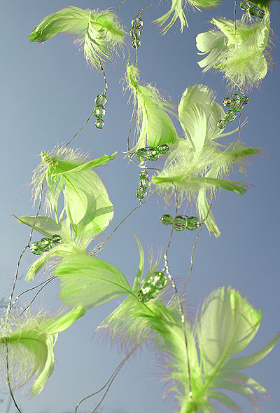 GUIRLANDE BLANCHE PLUMES ET PERLES