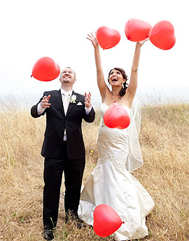 Mariés avec ballon coeur