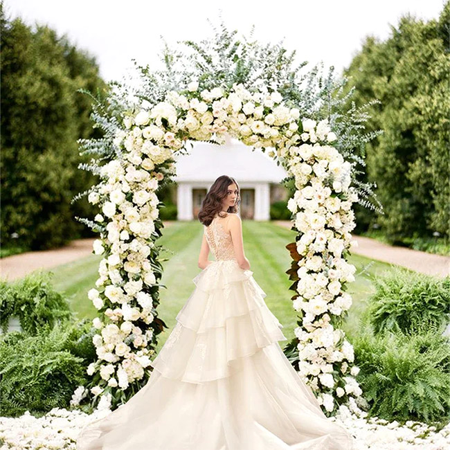 Arche mariage avec fleurs blanches