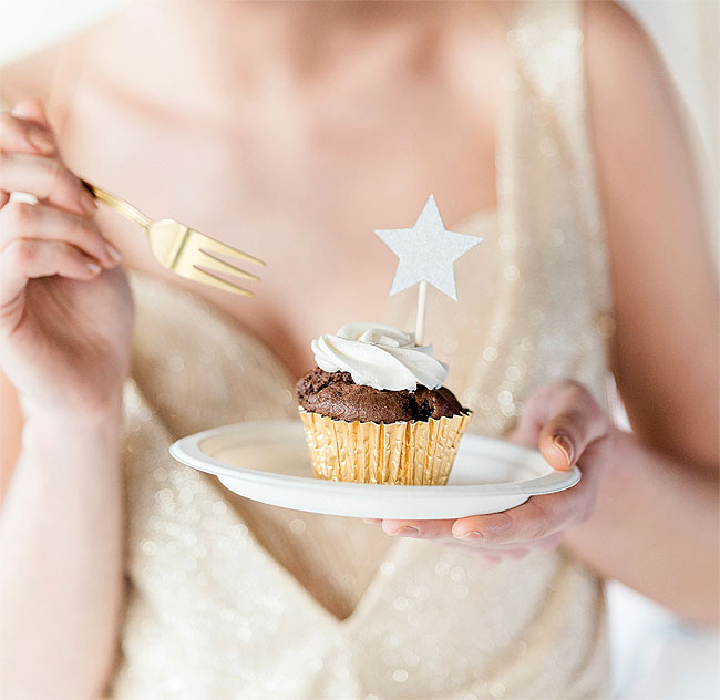 Petite assiette en carton blanche pour entrée ou dessert.