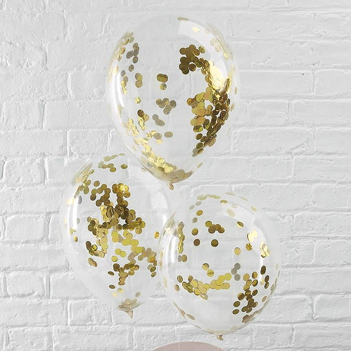 ballons transparents remplis de confettis en forme de coeurs