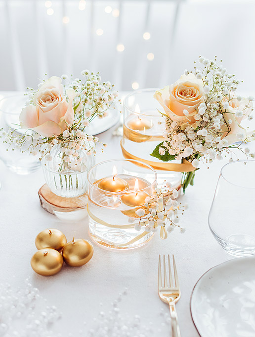 Vases en verre avec bougies flottantes dorées