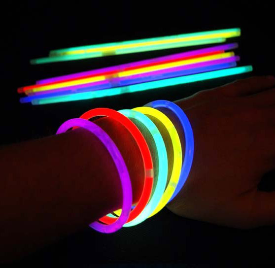 Fluo et phospho pour vos fêtes : maquillage, bracelets