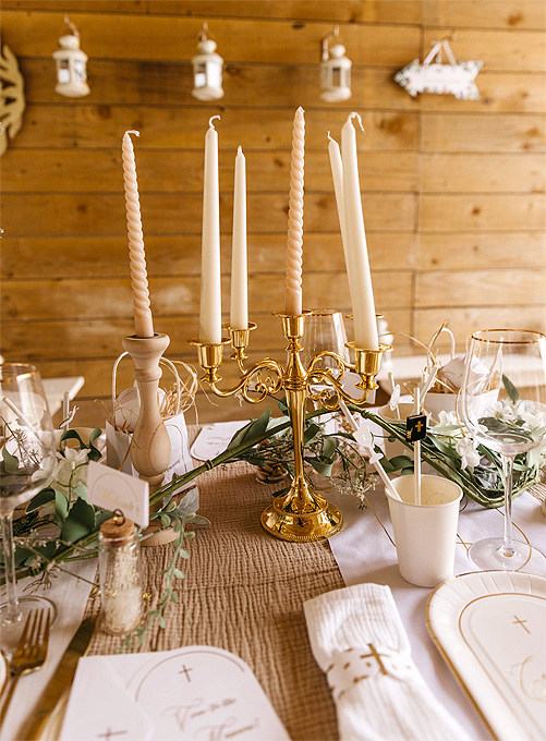 Bougeoires avec bougies led doré en décoration de table de mariage