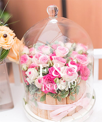 Cloche en verre dome fleurs et gateau