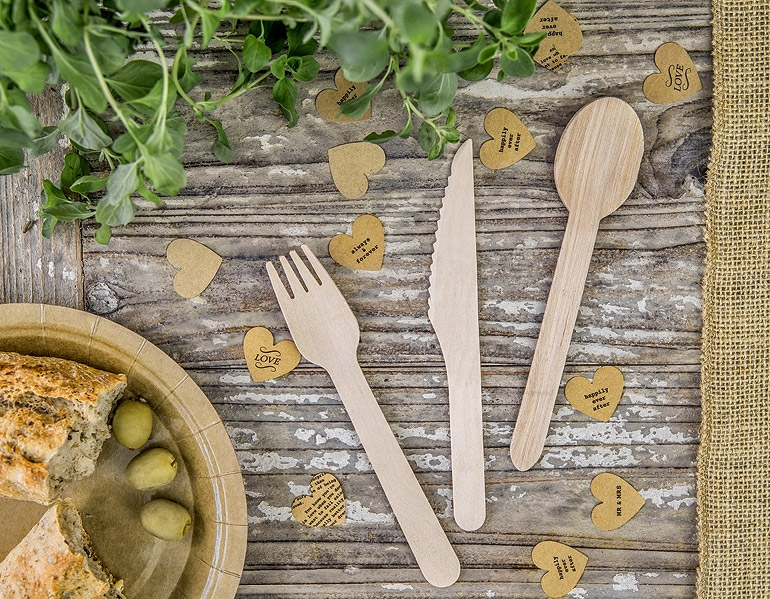 Assiettes et couverts jetables en plastique, bois et carton