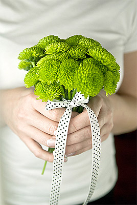 Décoration Florale Bouquet avec Ruban Blanc Pois Noirs