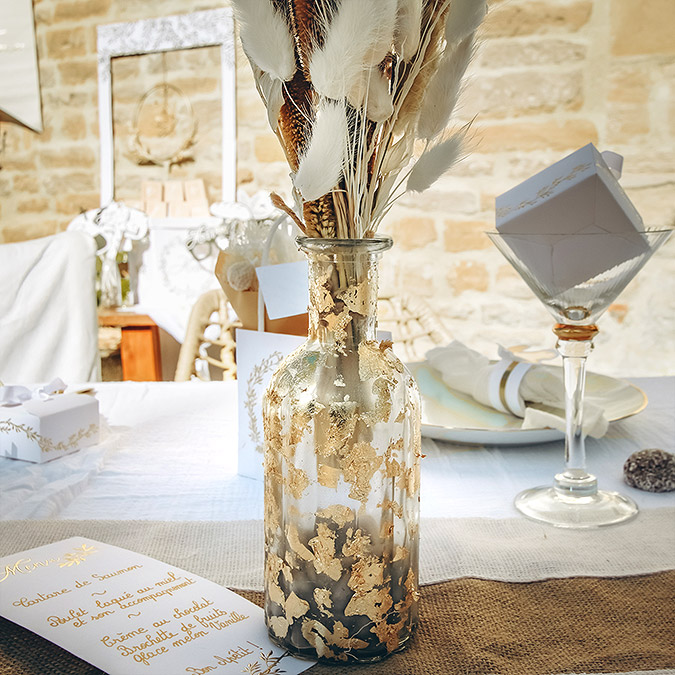 Bouteille vase recouverte de feuilles d'or