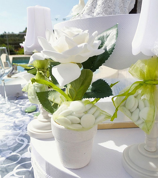 PETIT POT BLANC AVEC FLEURS