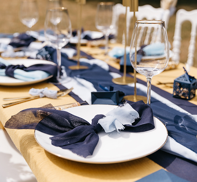 déco de table en bleu Turquoise et blanc  Table mariage bleu, Table  mariage bleu et blanc, Déco mariage bleu turquoise