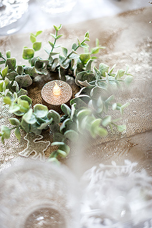 branches eucalyptus artificielles décoration centre de table autour d'une bougie