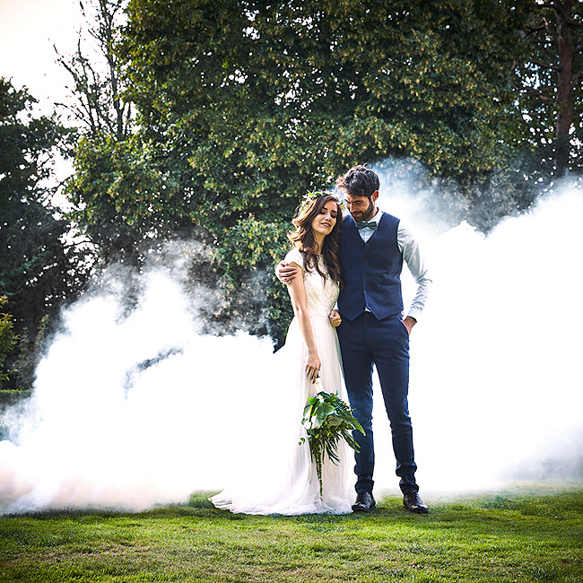 Photo de mariage avec fumée blanche