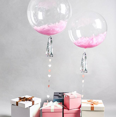 ballons transparents remplis de confettis en forme de coeurs