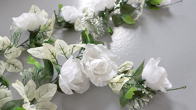 Belle decoration de voiture pour mariage avec des papillons et roses