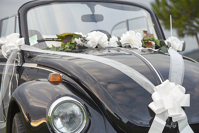 Voiture de mariage de mariée et de marié' Autocollant