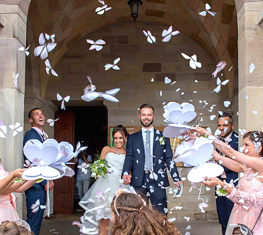 Envolée de Papillon Magique Sortie d'église