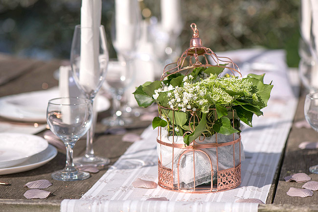 Bonbonne vintage en verre ou enveloppé dans de l'osier. Vases en