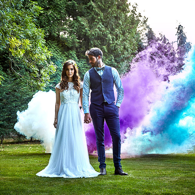 Photo de mariage avec fumée violet