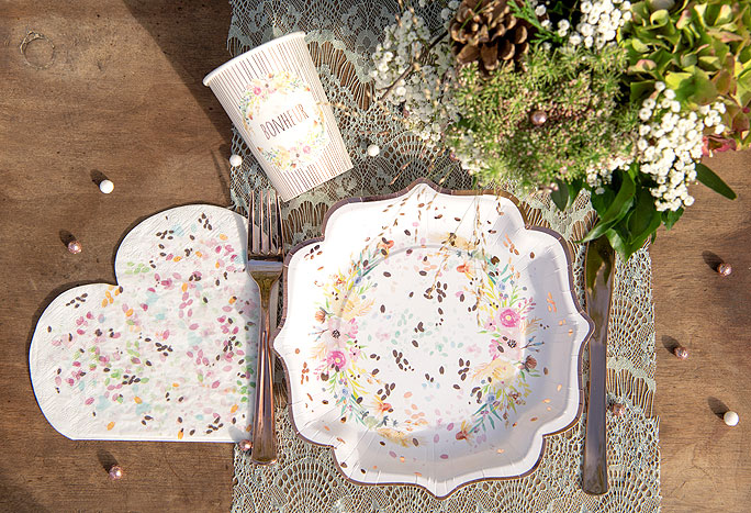 assiettes jetables en papier rose, serviettes et pailles pour boissons sur  fond blanc. dressage de table