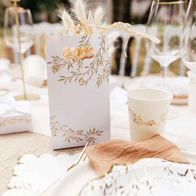 Assiette mariage en carton Fleuri, vaisselle jetable pas cher - Badaboum